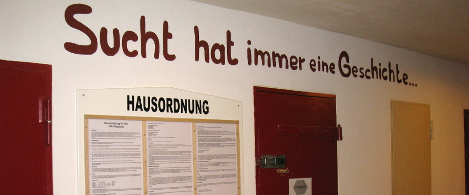 Auf der Abteilung VE 9 der JVA Siegburg haben Gefangene den Spruch "Sucht hat immer eine Geschichte ..." aufgemalt auf dem Abteilungsflur.