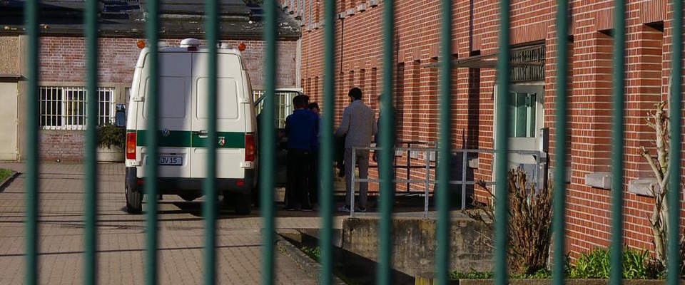 Die letzten jugendlichen werden mit einem Gefangenentransporter aus Wuppertal-Ronsdorf in die neue Haftanstalt gebracht.