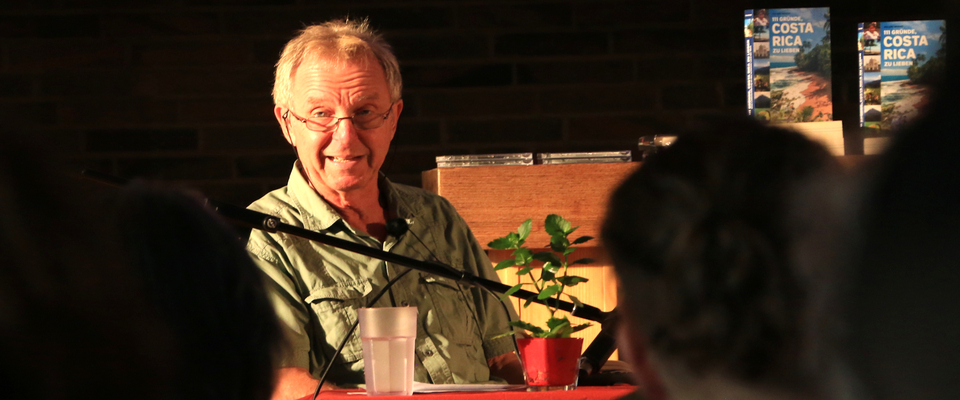 Roland Berends während er dem Publikum über sein Buch "111 Gründe Costa Rica zu lieben" erzählt.