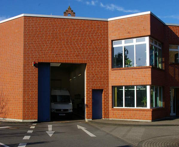 Das Außenpfortentor öffnet sich für den Gefangenentransporter mit den letzten jugendlichen die auf dem Weg sind in die neue Jugendhaftanstalt in Wuppertal.