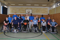 Gruppenbild der Basketballanstaltsmannschaft der JVA Siegburg mit den Rollstuhlbasketbalteam des ASV Bonn