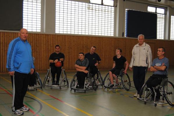 Der Sportkoordinator Karl-Heinz Lichtenberg (links) und Jürgen Bäumer (2ter v. rechts) zusammen mit den Rollstuhlbasketballsportlern vom ASV Bonn.