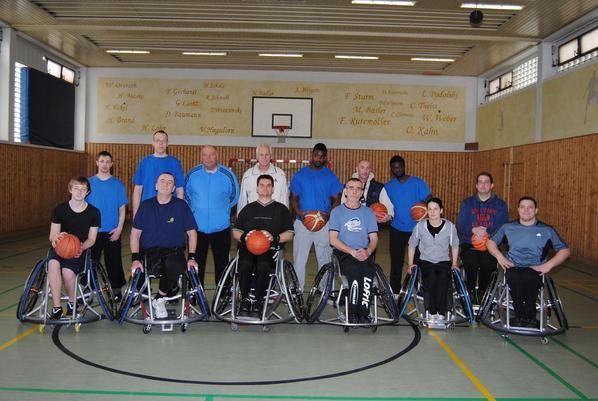 Rollstuhlbasketballteam vom ASV Bonn mit den Basketballern der JVA Siegburg, dem Betreuer Herrn Lichtenberg und dem Basketballtrainer Jürgen Bäumer.