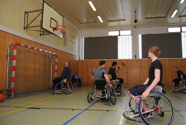 Die Rollbasketball Europapokalsieger 2010 zeigen den Inhaftierten wie schnell es auch im Training zu geht.