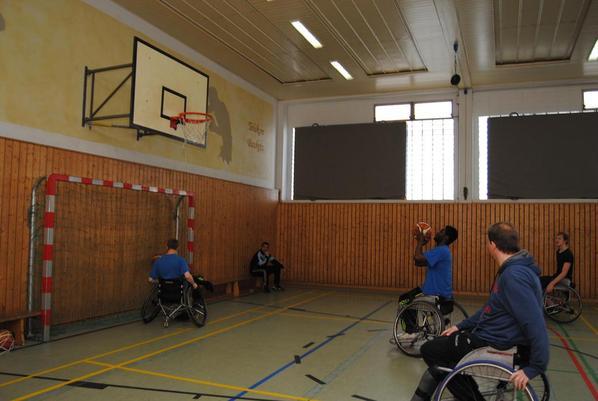 Die Inhaftierten übten natürlich auch den Korbwurf aus dem Rollstuhl heraus immer sportlich begleitet von den Sportlern des ASV Bonn.