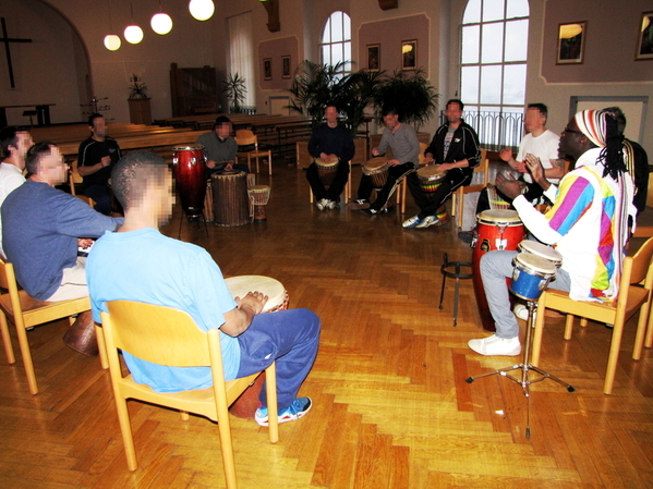 Aïdara Seck übt mit den Workshopteilnehmern für das Konzert.