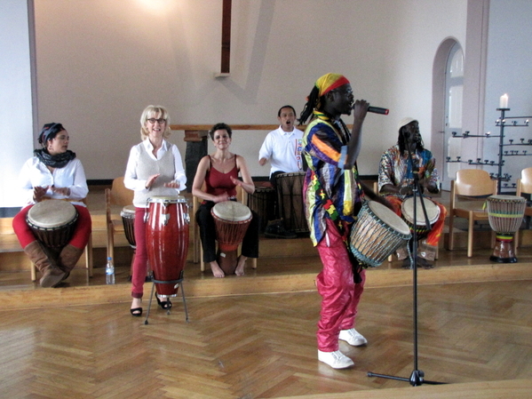 Die Trommeln gespielt von der Musikergruppe DrumCacao rufen die Gefangenen zum Konzert in der Kirche von Haus 1 der JVA Siegburg.