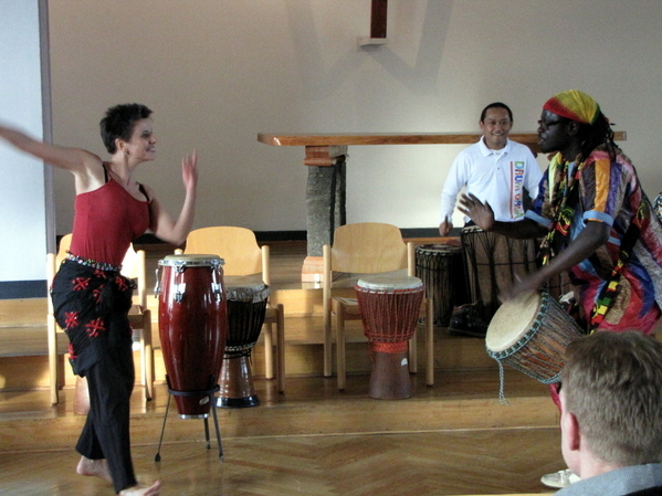 Die Tänzerin bewegt sich zum trommelspiel von Aïdara Seck.