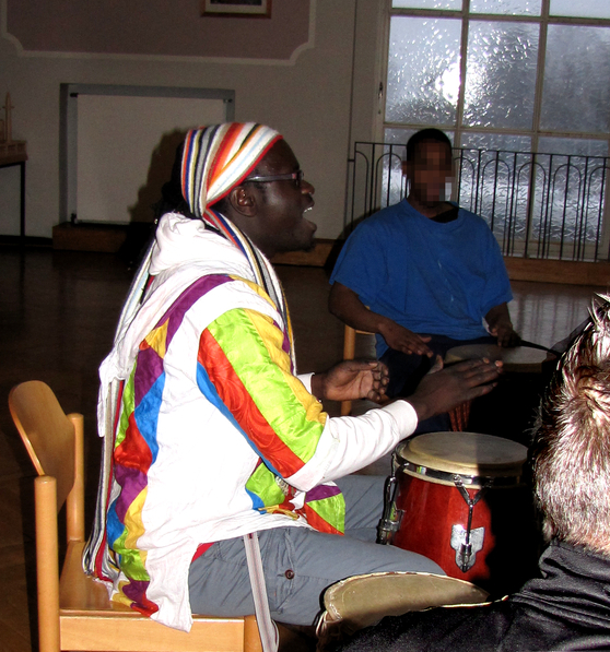 Aïdara Seck der Percussionist und Sänger vermittelt sein Wissen über mehre Wochen in einem Workshop den Gefangenen der JVA Siegburg.