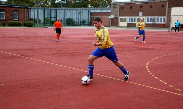 Spieler des SV Vorgebirge läuft mit dem Ball entlang der linken Spielfeldseite. Noch kann der Spieler des SV Vorgebirge ungestört den Ball führen.