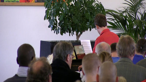 Der Organist Sebastian Sell begleitet den Gesang der Gottesdienstteilnehmer am Klavier.