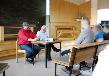 Christian Linker neben Herrn Pfarrer Werner Kaser während der Lesung in der JVA Siegburg.