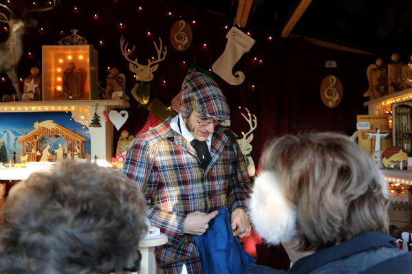 "Sherlock Holmes" berät und bedient die Besucher am Knastladen auf Schloss Drachenburg während der "Einzigartigen Weihnachtszeit".
