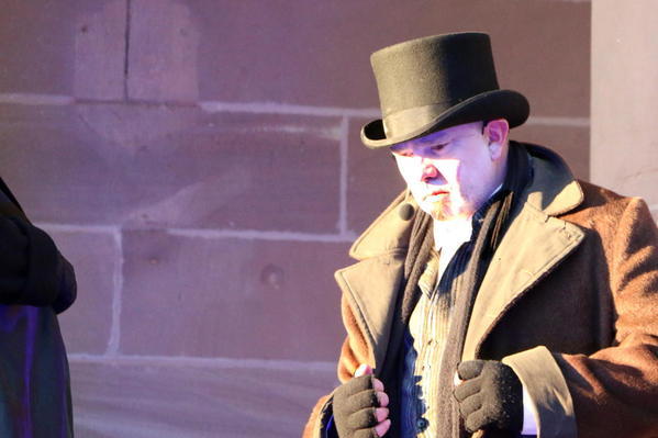 Ein schon sehr nachdenklich gewordener  Ebenezer Scrooge. Auf dem Parkgelände folgten die Besucher den Darstellern der Weihnachtsgeschichte von Charles Dickens.