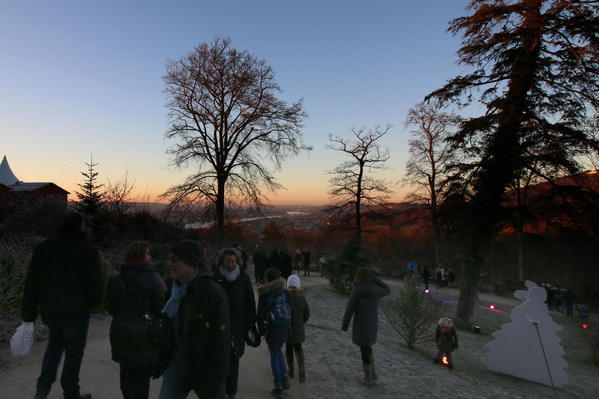 Besucher im Schlosspark von Schloss Drachenburg. Im Hintergrund der Rhein und das Bonn.