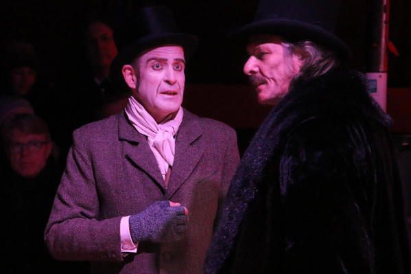 Der Buchhalter bittet den hartherzigen Geizhals Ebenezer Scrooge an Weihnacht nicht arbeiten zu müssen  (alle Figuren werden dargestellt vom Theaterensemble Faust III). 