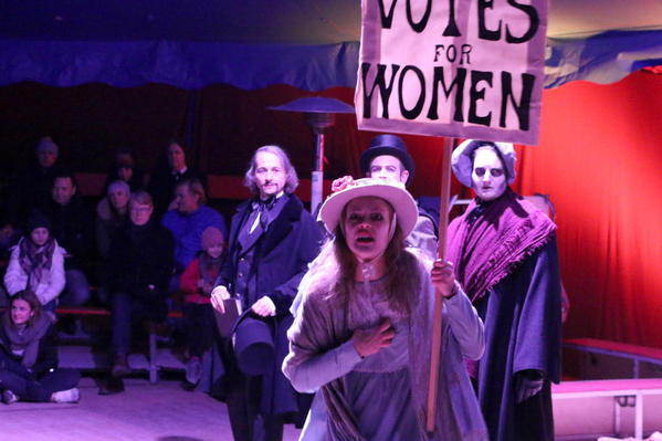 Votes for Women - Ende des 19. Jahrhunderts kämpften die "Suffragetten" für ein allgemeines Frauenwahlrecht. Auch in der Weihnachtsgeschichte nach Charles Dickens thematisiert dies das Theaterensemble Faust III.