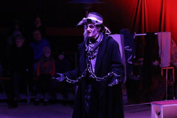 Ein Geist in Ketten erscheint Ebenezer Scrooge (alle Figuren werden dargestellt vom Theaterensemble Faust III).