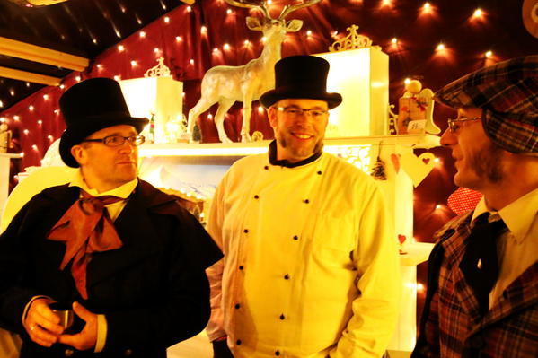 Die Betreuer des Knastladens kleideten sich im Still des 19. Jahrhundert, getreu dem Motto der "Einzigartigen Weihnachtszeit". 