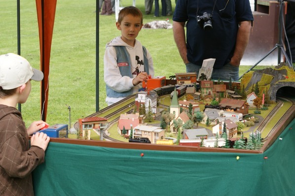 Eisenbahnclub Siegburg mit einer Modelbahnanlage zum spielen für Kinder