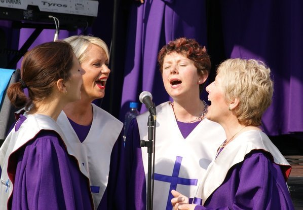 Mit viel Engagement singen die Mitglieder des LivinGospel Choir Troisdorf