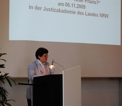 Die Justizministerin des Landes Nordrhein-Westfalen Frau Müller-Piepenkötter begrüßt die Teilnehmer des Forum: Jugendstrafvollzug in NRW: "Neues Gesetz - neue Praxis?"