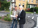 Herr Bartsch und Herr Wulf vor der Luisenkiste dem Treffpunkt für die Führungen am 11. September 2011