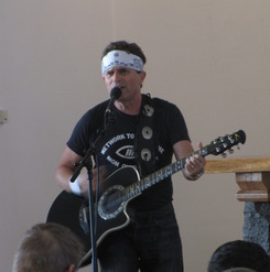 Der Folksänger Mike Stout an der Gitarre bei seinem Konzertauftritt in der Kirche Haus 1.
