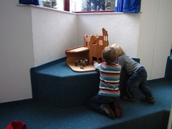 Kinder spielen mit einer der Playmobilkrippe