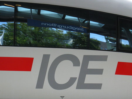 ICE 3 im Bahnhof Siegburg/Bonn