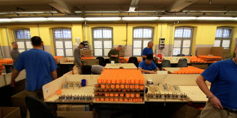 Gefangene arbeiten bzw. nehmen Montagearbeiten in einem Unternehmerbetrieb der JVA Siegburg vor.