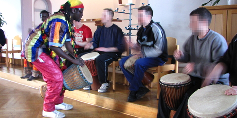 Gefangene üben sich im trommeln während des Trommelworkshops mit Aidara Seck, später gaben sie ein Konzert für ihre Mitgefangenen