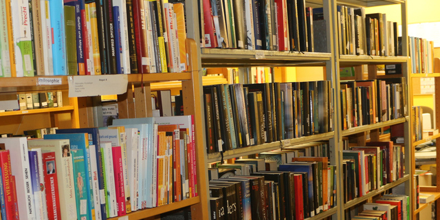 Bücherregal in der Bibliothek von Haus 2 der JVA Siegburg.