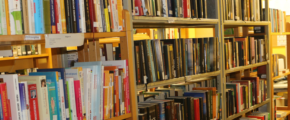 Bücherregal in der Bibliothek von Haus 2 der JVA Siegburg.