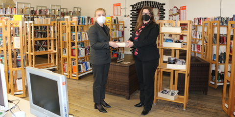 Die Konsulin von Georgien, Frau Kintsurashvili übergibt die georgischen Bücher an die Abteilungsleiterin Frau Dami. (v.l.n.r)