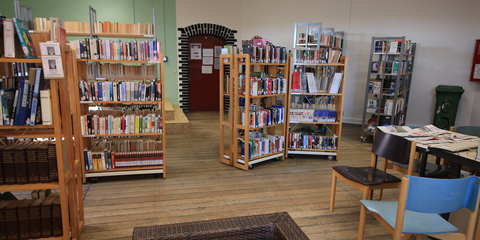 Überall in der Bibliothek sind jetzt bewegliche Bücherregale. Blick durch die Bibliothek auf einen der beiden  Ein- bzw. Ausgänge.