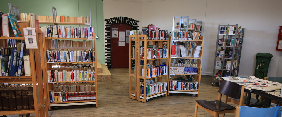 Überall in der Bibliothek sind jetzt bewegliche Bücherregale. Blick durch die Bibliothek auf einen der beiden  Ein- bzw. Ausgänge.