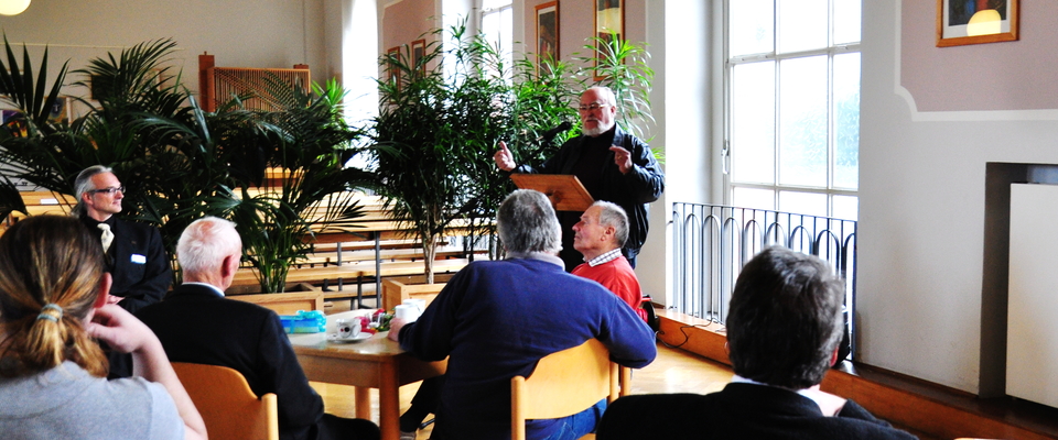 Eine der Kontaktgruppen ist die Gruppe Gummersbach. Den Festvortrag zur Feier "50 Jahre Kontaktgruppe Gummersbach in der JVA Siegburg" hält der ehemalige Anstaltspfarrer Herr Hebbeler.