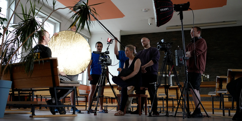 Das Filmteam bei dem Dreh zu einer Interview Szene in der Kirche von Haus 2 der JVA Siegburg.