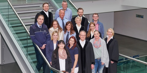Justizangehörige aus der Justizvollzugsanstalt Siegburg, dem Land- und Amtsgericht Bonn, dem Amts- und Arbeitsgericht Siegburg und der Staatsanwaltschaft Bonn haben sich im Landgericht Bonn zu einem Gruppenbild aufgestellt.