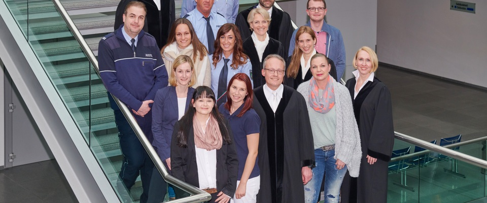 Justizangehörige aus der Justizvollzugsanstalt Siegburg, dem Land- und Amtsgericht Bonn, dem Amts- und Arbeitsgericht Siegburg und der Staatsanwaltschaft Bonn haben sich im Landgericht Bonn zu einem Gruppenbild aufgestellt.