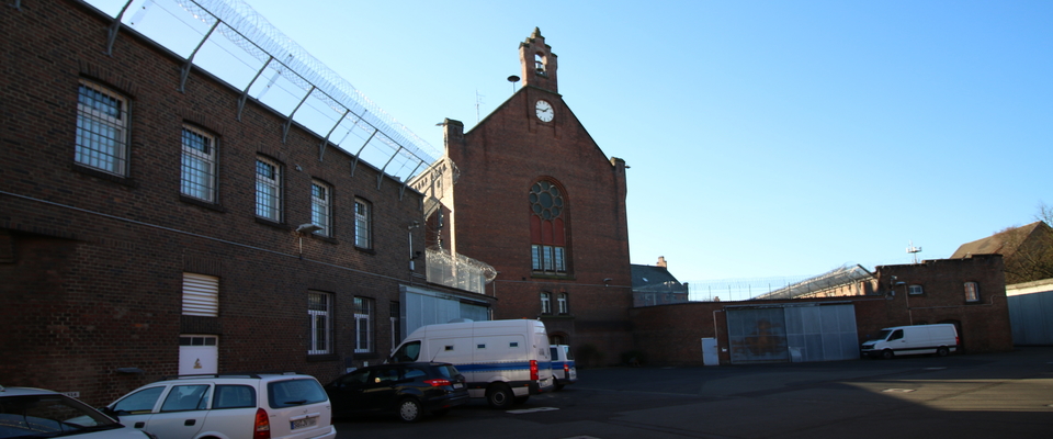 Zwischen Einfahrt zum Küchenhof (links) und dem Bleicherhof (rechts) liegt der Haupteingang zum Haus 1 der Justizvollzugsanstalt Siegburg.