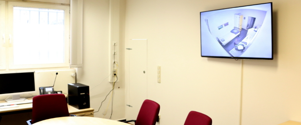 Der Konferenzraum dient mit seiner Übertragungs- und Videotechnik auch als Auswertungsraum im Zusammenhang mit den Übungshaftraum.