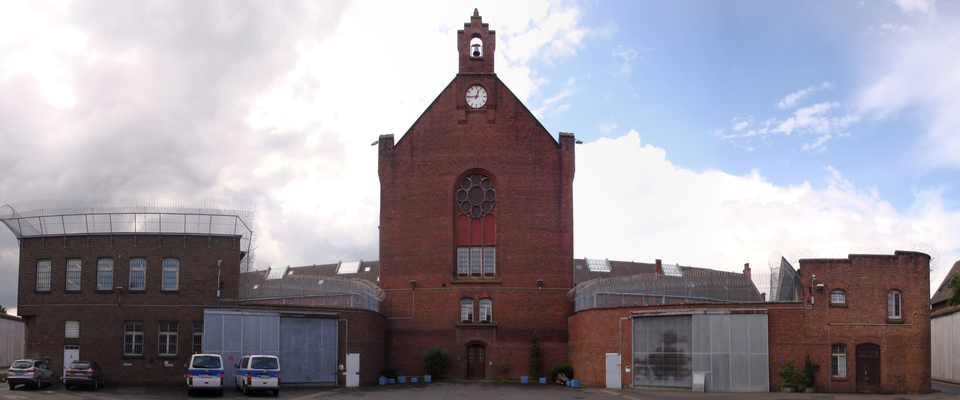 Von der Außenpforte gelangt man über den Vorplatz zum zentralgelegenen Hauptgebäude, dem sogenannten Haus 1. Rechts davon gelegen der Zugang zum Bleicherhof und links der zum Küchenhof.