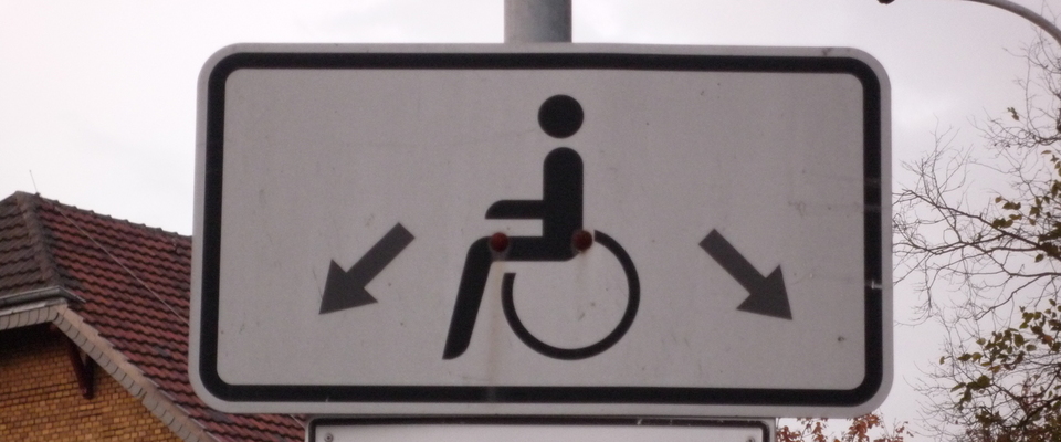 Hinweisschild auf dem Besuchstparkplatz auf die  beiden Behindertenparkplätze