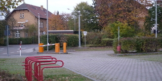 Einfahrt zum Besucherparkplatz