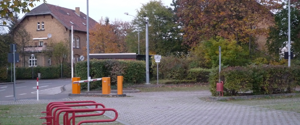 Einfahrt zum Besucherparkplatz