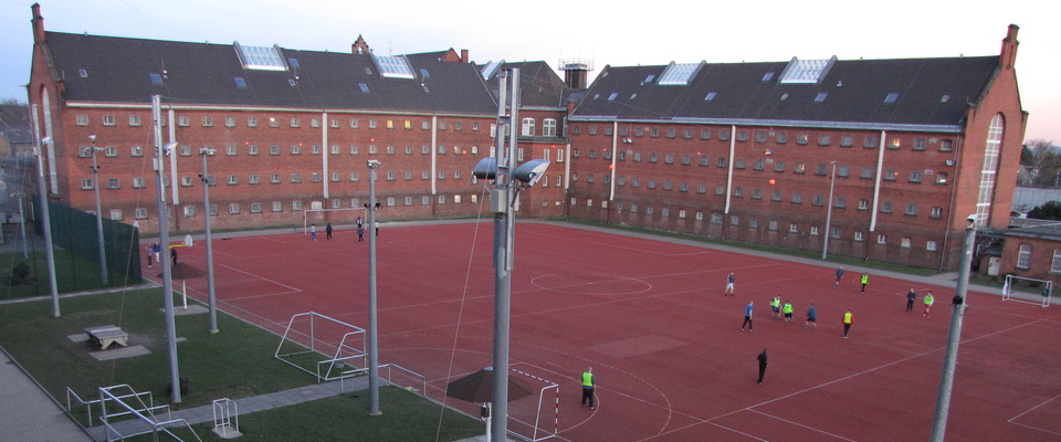 Aus den Fenstern der Abteilung 11 in Haus 2 ist der Sportplatz und im Hintergrund Haus 1 mit dem sogenannten B-Flügel und C-Flügel zu sehen.