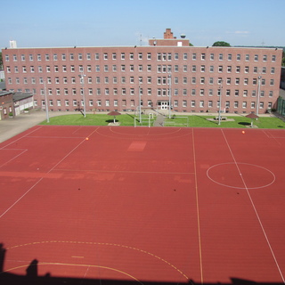 Blick von Haus 1 auf den Neubaubereich von Haus 2 der Justizvollzugsanstalt Siegburg.