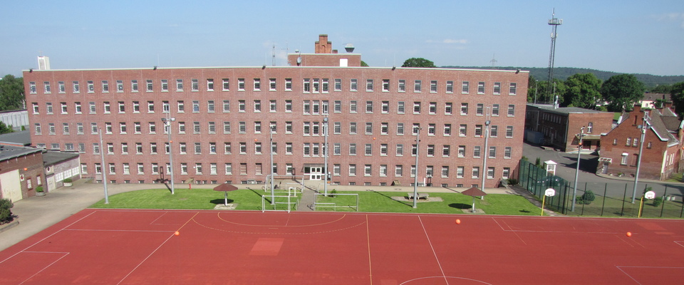 Blick von Haus 1 auf den Neubaubereich von Haus 2 der Justizvollzugsanstalt Siegburg.